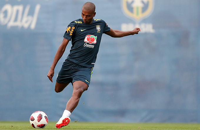 Elogiado por Guardiola, Fernandinho é reserva de luxo de Tite