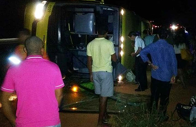 Passageiro surta, 'agarra' motorista e ônibus tomba