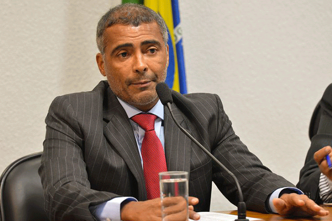 Justiça apreende carros e lancha do senador e ex-jogador Romário