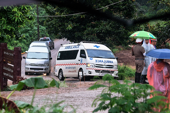 3º dia de resgate, equipes retiram mais crianças de caverna 