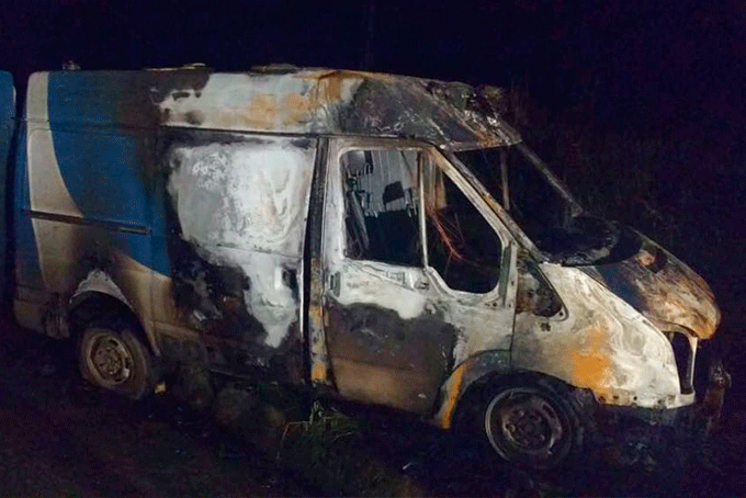 Rabecão do DPT fica destruído após pegar fogo em Camaçari