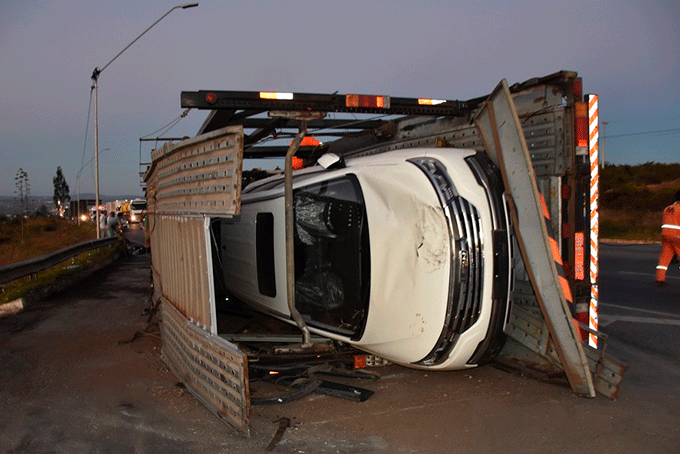 Caminhão-cegonha com 11 veículos tomba e motorista fica preso