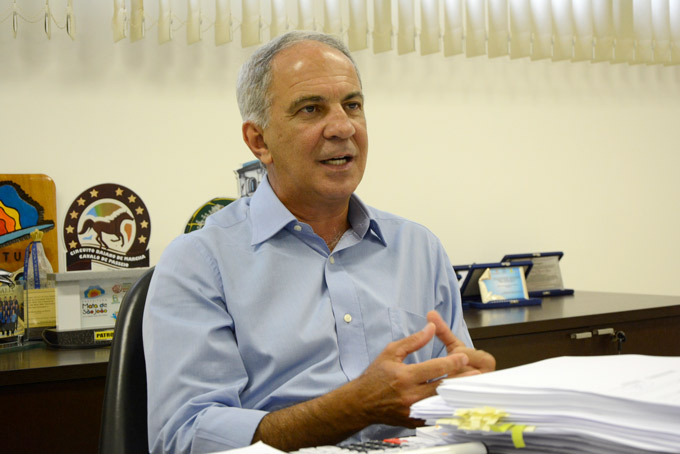 'É uma conquista conjunta', diz prefeito sobre reajuste salarial dos professores