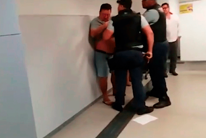 Cliente é agredido por segurança em banco após reclamação; veja vídeo