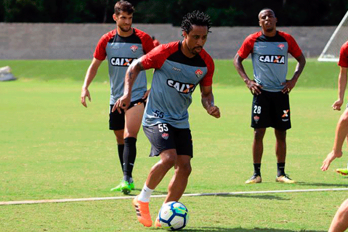 Vitória oficializa contratação do volante Arouca
