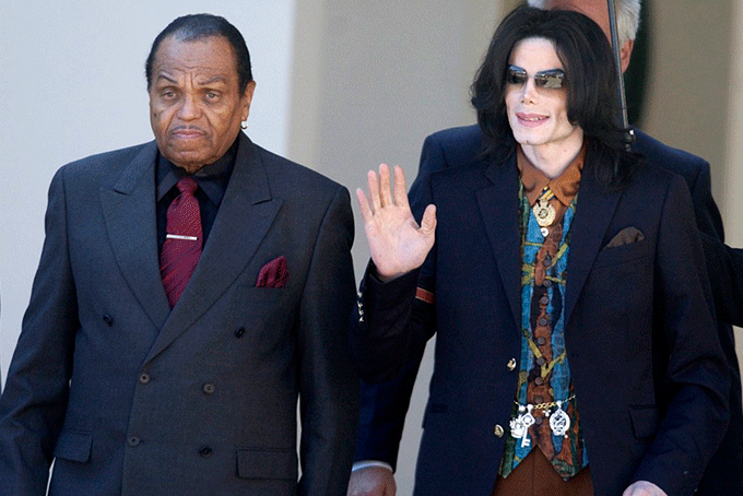 Jackson foi 'quimicamente castrado' pelo pai, afirma o médico 
