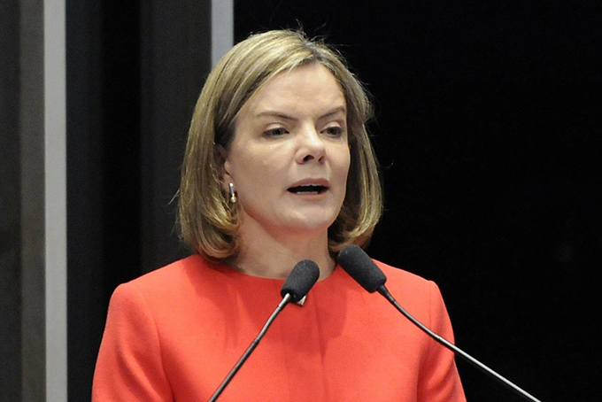Gleisi Hoffmann desembarca em Salvador para encontro do PT