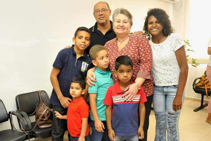 Casal adota cinco irmãos para evitar que eles fossem separados