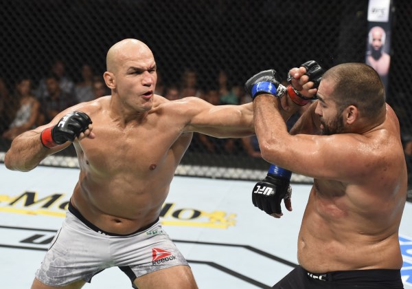 Cigano vence Ivanov na luta principal do UFC Boise 