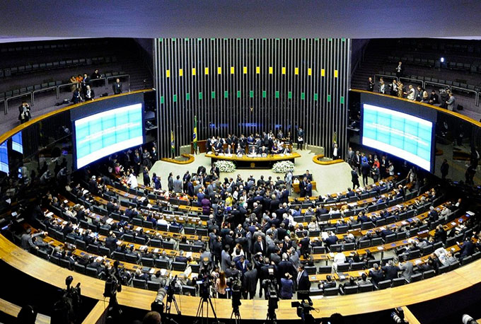 Deputados e senadores querem aumentar salário para R$ 38 mil