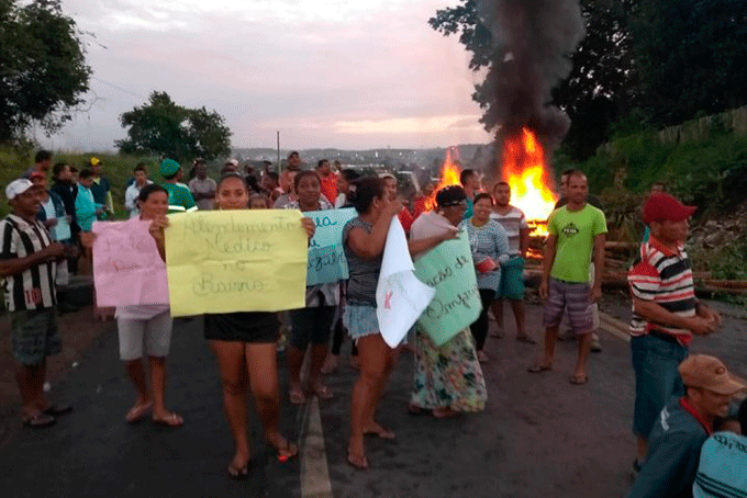 Falta de água faz moradores fechar BA-093, entre Mata e Pojuca