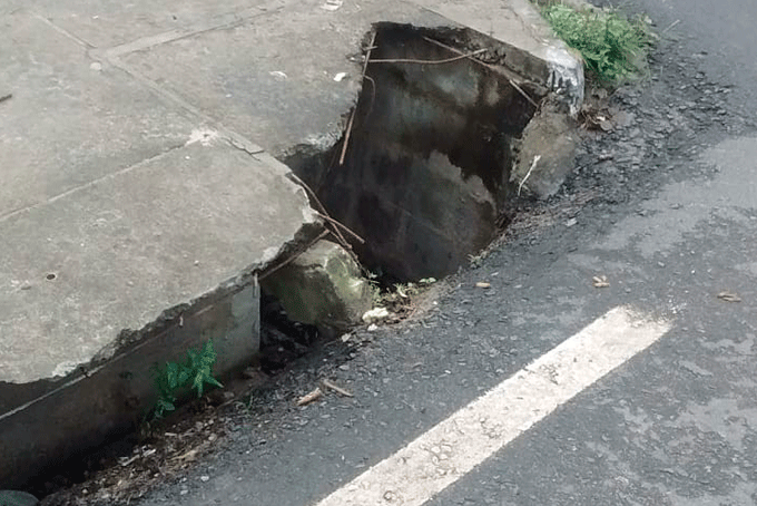 Moradores denunciam buraco em calçada em Dias d’Ávila 