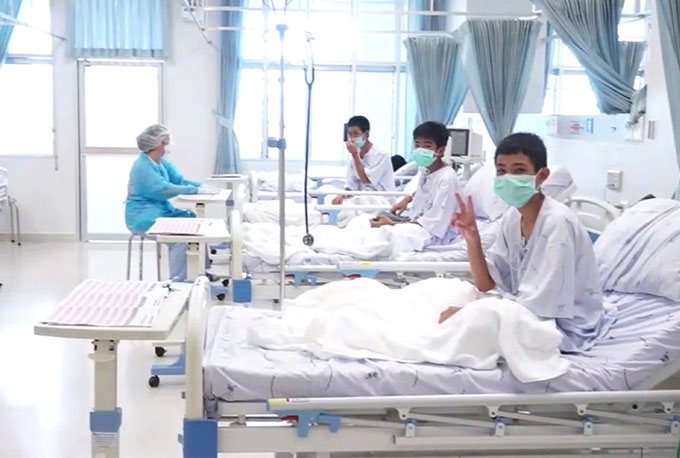 Após oito dias, meninos e técnico recebem alta de hospital na Tailândia