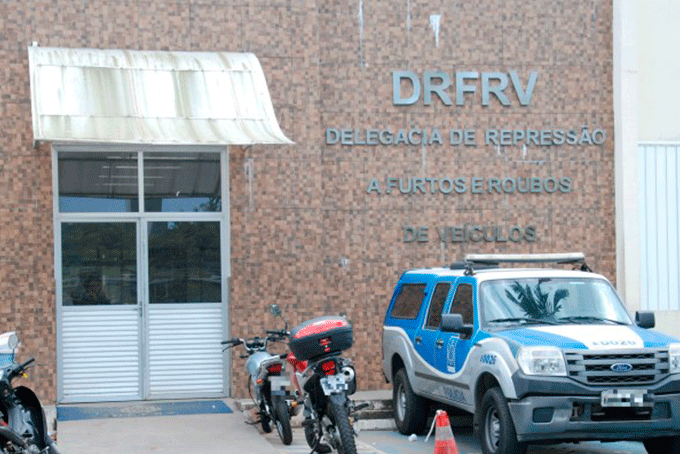 Oficina de desmanche de veículos roubados é destruída em Camaçari