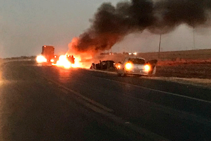 Caminhonete fica destruída após bater em carro e pegar fogo