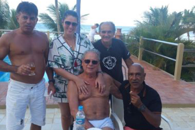 Após deixar prisão, José Dirceu curte mar e piscina em Ilhéus 