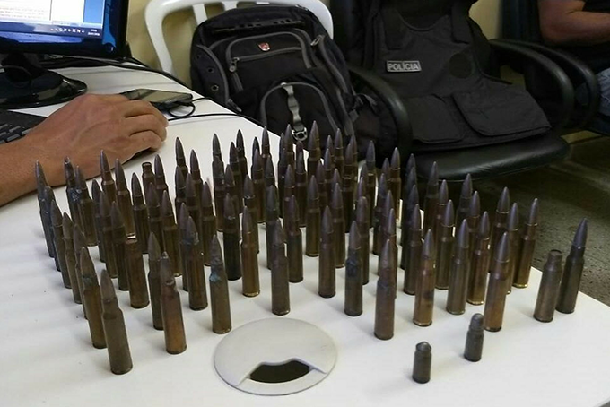Três jovens e um adolescente são flagrados com munições de fuzil