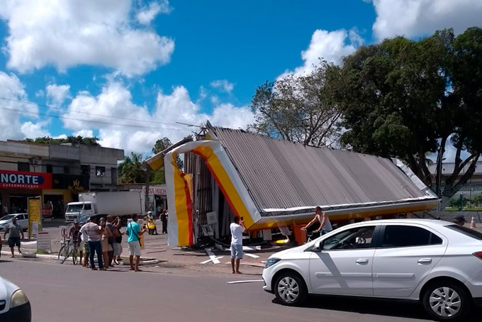 Cobertura de posto de gasolina desaba em Dias d'Ávila