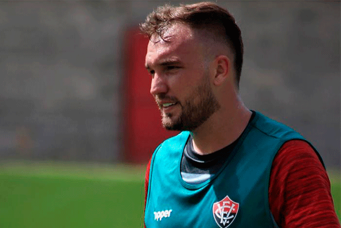 Perto de completar 100 jogos, Willian Farias busca titularidade