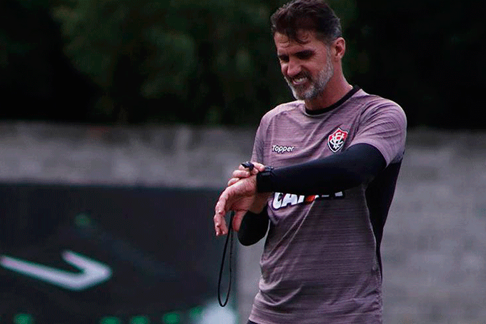 Pressionado, Vagner Mancini completa um ano à frente do Vitória