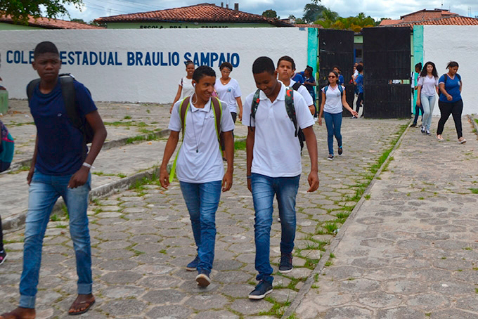 Estudantes da rede estadual de Mata continuam sem fardamento 