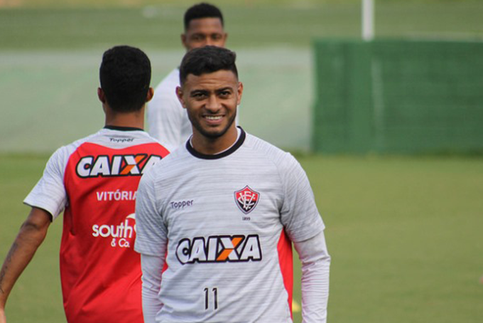 Vitória anuncia rescisão com Cleiton Xavier
