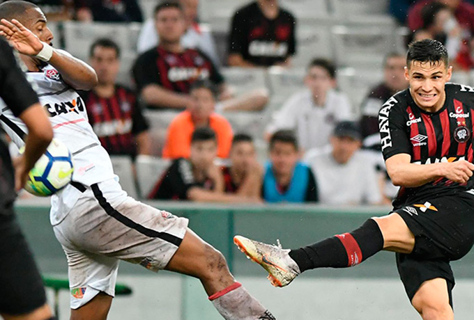 Diante do Atlético-PR, Vitória volta a ser goleado no Brasileirão