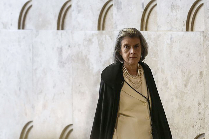Cármen Lúcia diz ser inaceitável descumprir decisões judiciais