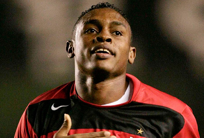Atacante Obina anuncia fim da carreira