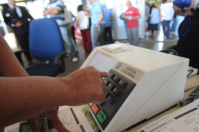 Primeiro voto anima menos eleitores, e presença de adolescentes cai