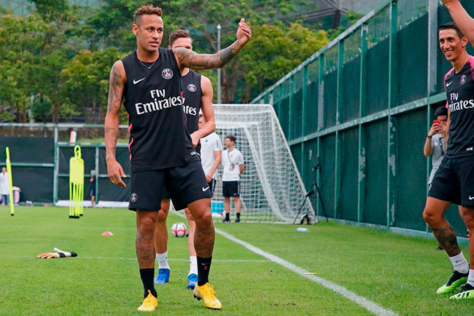 Horas depois de chegar à China, Neymar treina com o PSG