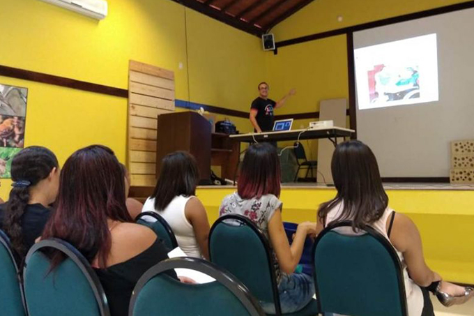 Cuidadores participam de capacitação para atuarem na rede de ensino