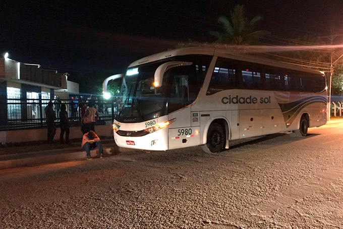 Ônibus é sequestrado e passageiros são roubados em Dias d’Ávila