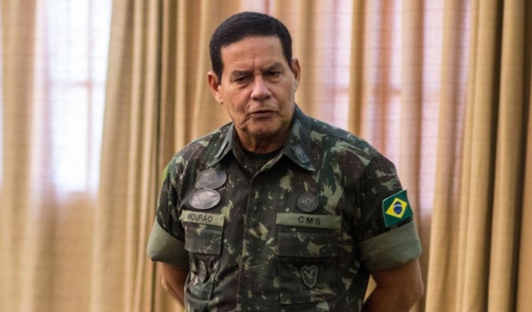 Bolsonaro confirma general Mourão para vice na chapa