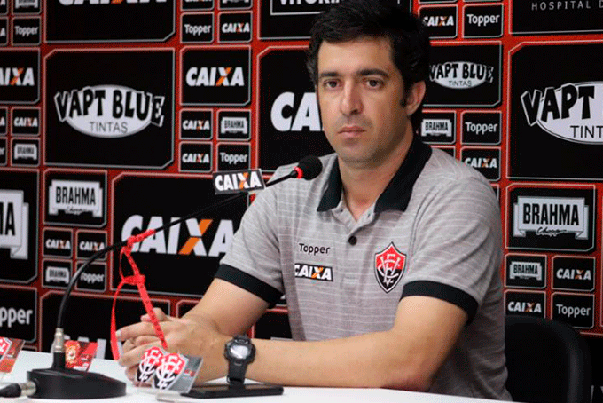 Técnico elogia atuação do Vitória e despista sobre continuidade