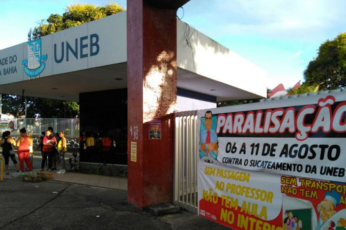 Professores param por cinco dias e universidade tem portões fechados