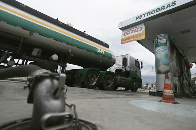 Petrobras reduz preço da gasolina nas refinarias a partir de terça