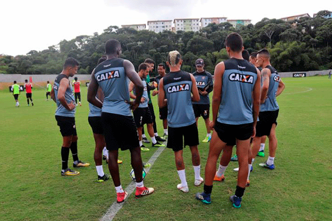 Com técnico interino no comando, elenco do Vitória volta aos treinos