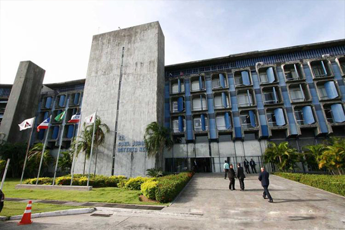 Prefeito é acusado de nepotismo por nomeações de mulher e parentes