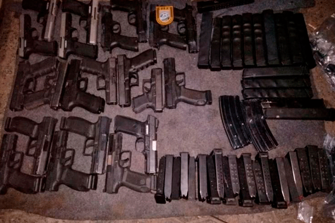 Homem é preso com 21 pistolas escondidas em tanque de carro