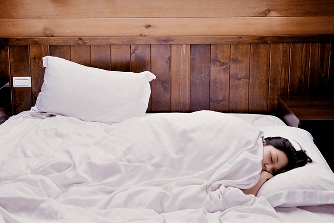 Qual a melhor posição para dormir, segundo a ciência