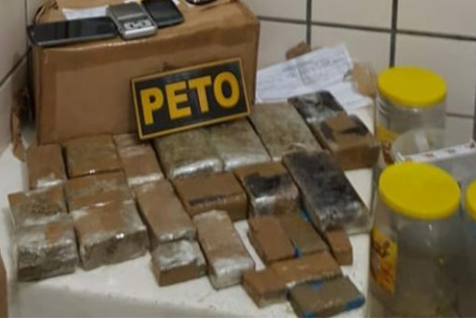 Trio é preso após receber 5 kg de maconha pelos Correios