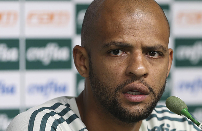 Felipe Melo se envolve em polêmica ao fazer gesto obsceno para torcida 