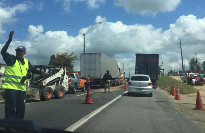 Colisão causa congestionamento de 5 km na BR-324