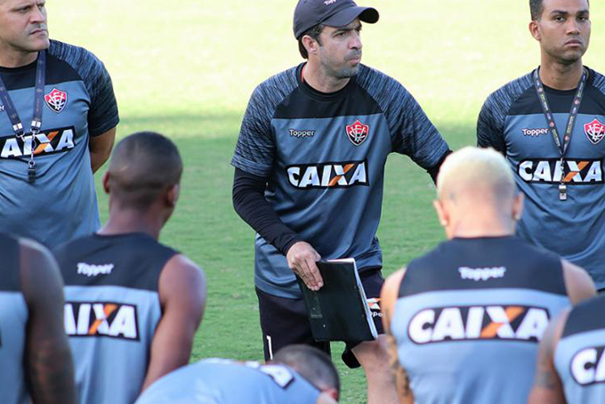 Vitória visita Grêmio em duelo para se afastar do Z-4 