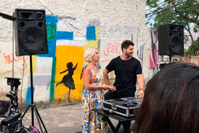 DJ Alok grava clipe em favelas do Rio de Janeiro