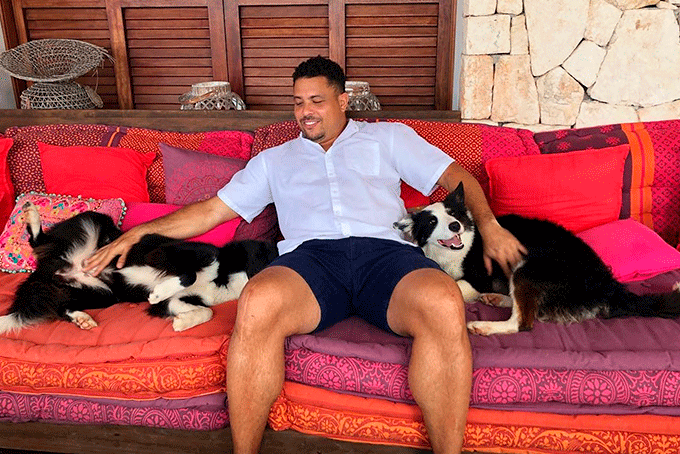 Ronaldo Fenômeno recebe alta e deixa hospital em Ibiza