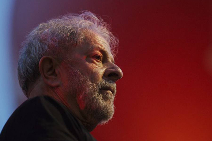 PT registra candidatura de Lula, mas já planeja sua substituição