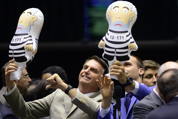 Bolsonaro entra com pedido no TSE para barrar candidatura de Lula