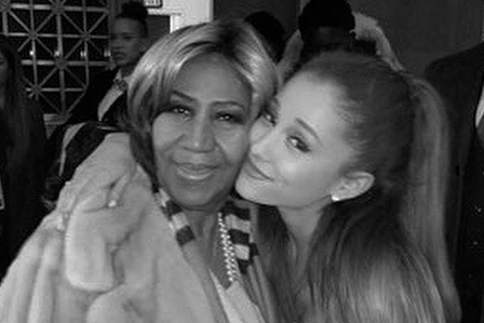 Ariana Grande canta em tributo a Aretha Franklin